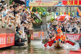 迪萨西本场数据：2次解围，10次丢失球权，并列全场最低6.3分